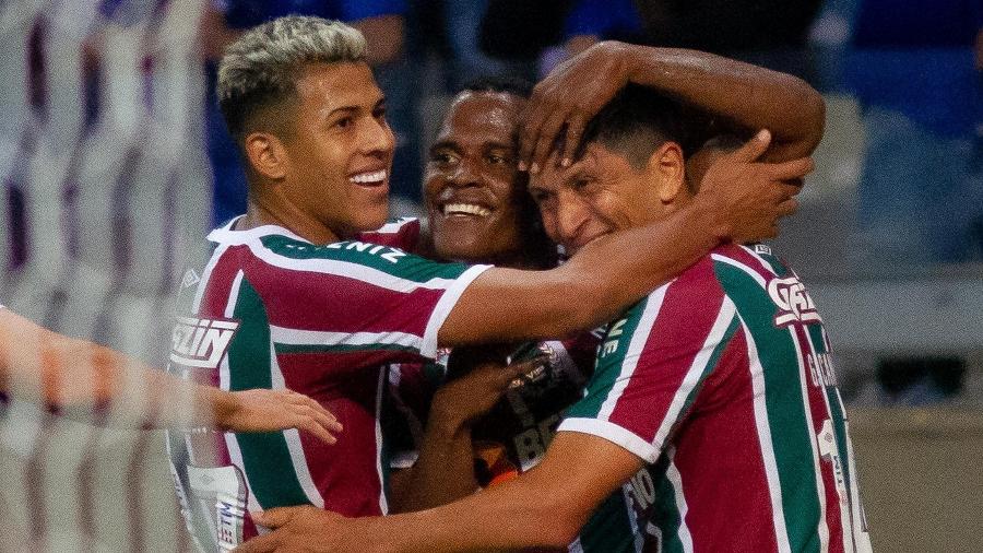 Arias, do Fluminense, é abraçado por companheiros após marcar na partida contra o Cruzeiro, pela Copa do Brasil - Fernando Moreno/AGIF