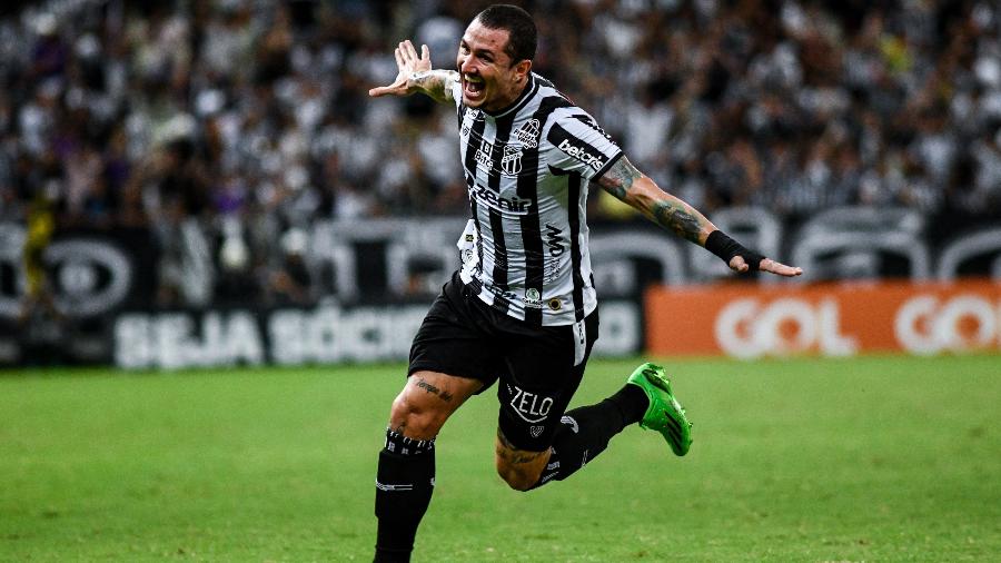 Vina, do Ceará, comemora seu golaço contra o Corinthians, na Arena Castelão, pelo Campeonato Brasileiro - Kely Pereira/AGIF