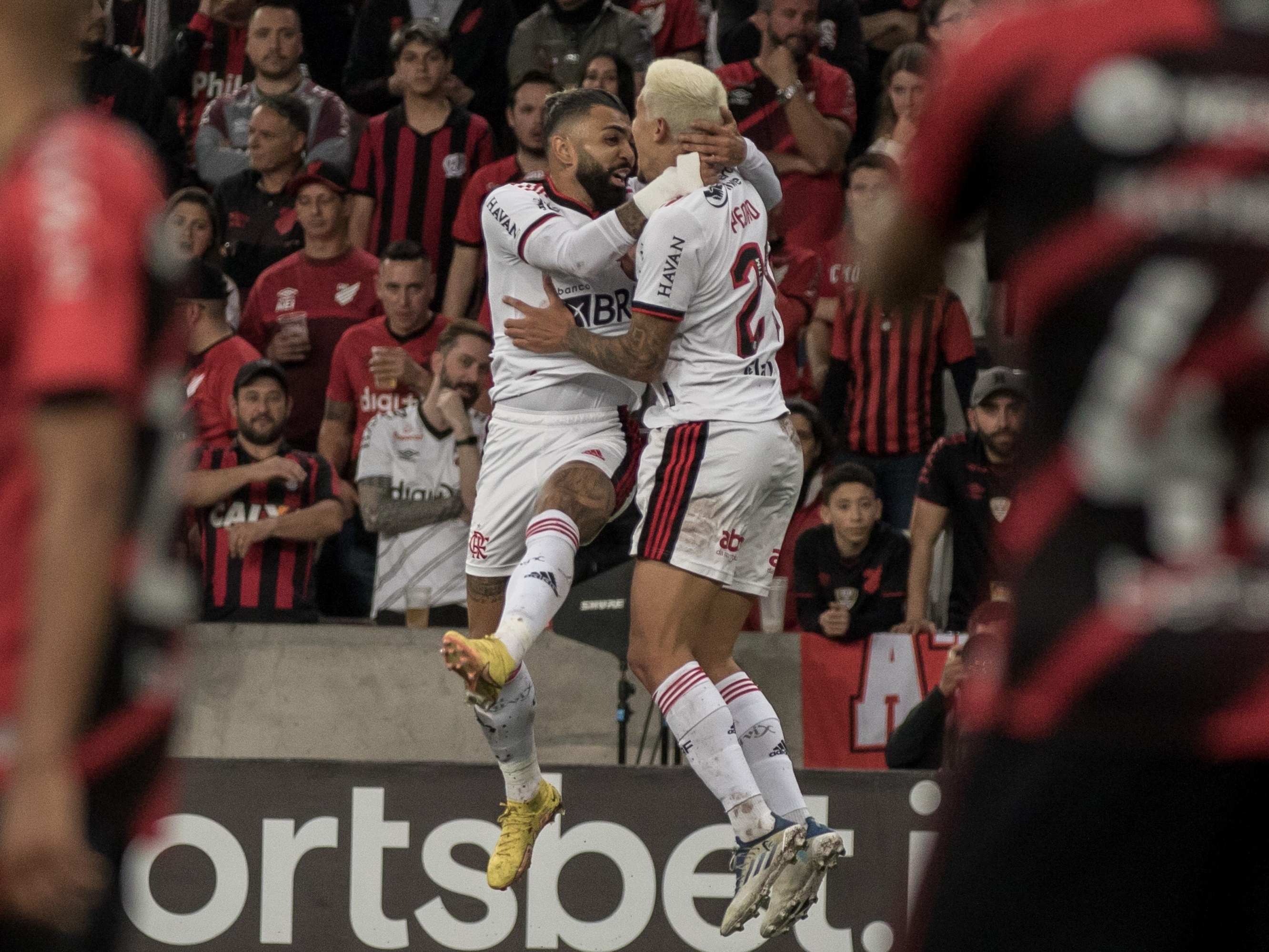 Flamengo, em outro nível, é obrigado a vencer; São Paulo precisa ser digno