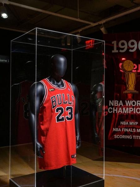 Camisa do Chicago Bulls utilizada por Michael Jordan nas finais da NBA de 1998 - Angela Weiss / AFP
