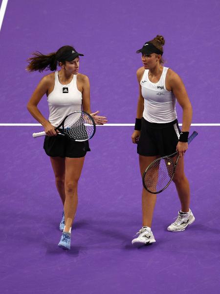 Beatriz Haddad Maia conversa com Anna Danilina durante partida do WTA Finals. - TOM PENNINGTON/AFP