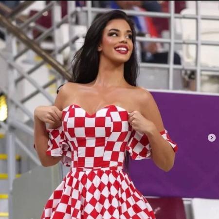 A modelo croata Ivana Knoll com um de seus modelos de torcedora durante a Copa do Mundo do Qatar - Reprodução/Instagram