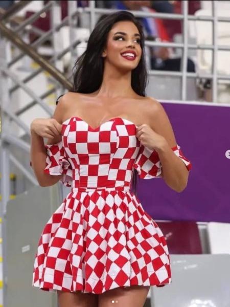 A modelo croata Ivana Knoll com um de seus modelos de torcedora durante a Copa do Mundo do Qatar - Reprodução/Instagram