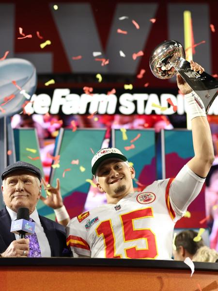 Patrick Mahomes, do Kansas City Chiefs, ergue o troféu Vince Lombardi após vencer Super Bowl LVII. - Christian Petersen/Getty Images