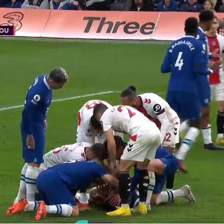 Azpilicueta cai desacordado após chute no rosto em jogo do Chelsea - Reprodução