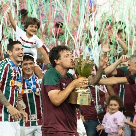 Fernando Diniz, técnico do Fluminense, beija troféu do Campeonato Carioca - Jorge Rodrigues/AGIF