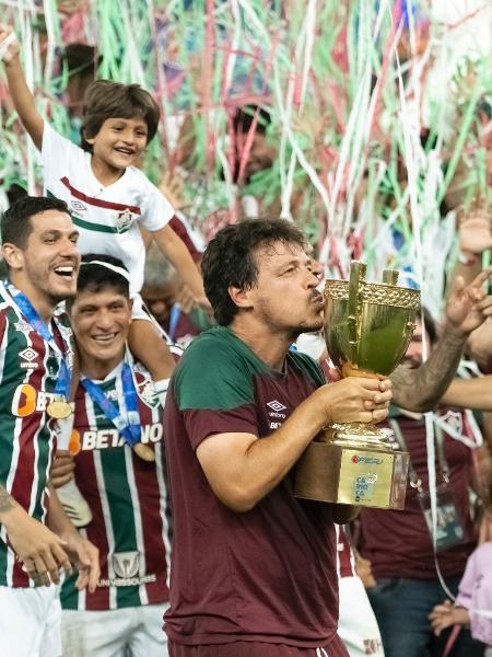 Fernando Diniz, técnico do Fluminense, beija troféu do Campeonato Carioca - Jorge Rodrigues/AGIF