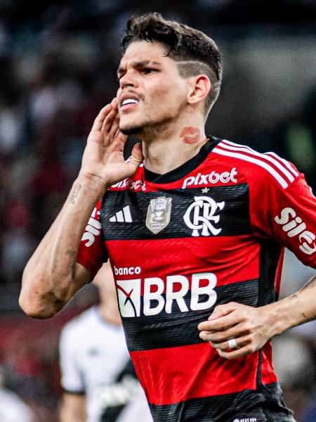 Ayrton Lucas celebra gol do Flamengo sobre o Vasco em jogo do Campeonato Brasileiro