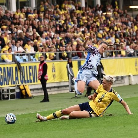 Hurtig (Suécia) e Batlle (Espanha) disputam bola em partida pela Liga das Nações