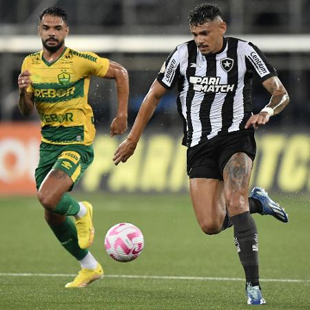 Tiquinho Soares tenta fazer a jogada em Botafogo x Cuiabá