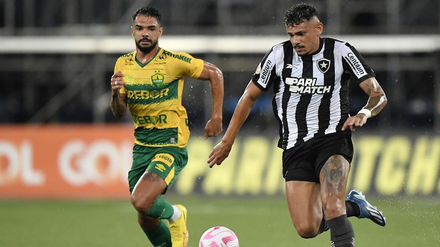 Tiquinho Soares tenta fazer a jogada em Botafogo x Cuiabá, partida do Campeonato Brasileiro