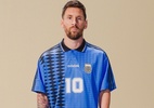 Messi posa com réplica da última camisa usada por Maradona em Copas; veja - Divulgação