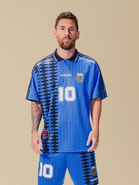 Lionel Messi com o segundo uniforme da seleção da Argentina da Copa do Mundo de 1994