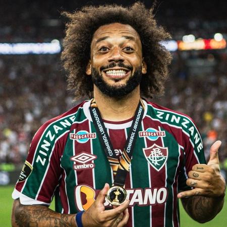 Marcelo, do Fluminense, com a medalha de ouro da Libertadores 