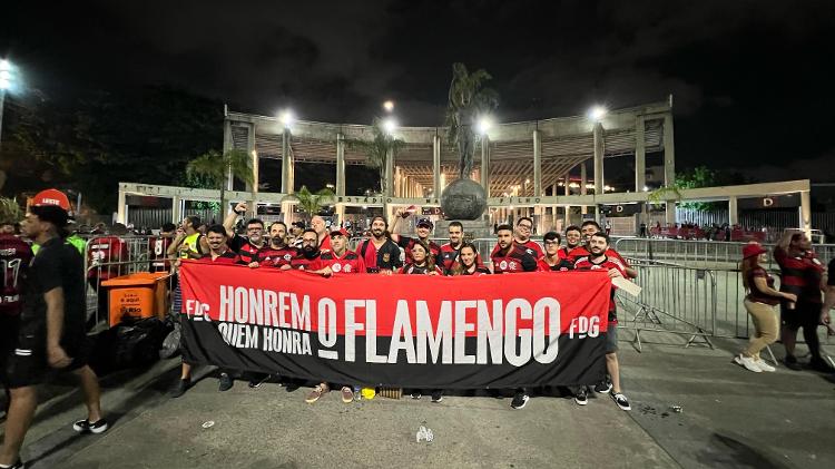 Torcedores do Flamengo da Gente distribuíram panfletos e adesivos do lado de fora do Maracanã