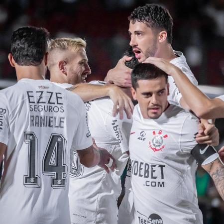 Jogadores do Corinthians comemoram gol de Wesley contra o Cianorte, pela 1ª fase da Copa do Brasil
