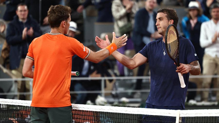 Casper Ruud (esq.) e Felipe Meligeni se cumprimentam ao fim de jogo no torneio de Roland Garros em 2024