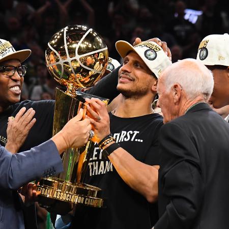 Joe Mazzulla, técnico do Boston Celtics, com a taça da NBA