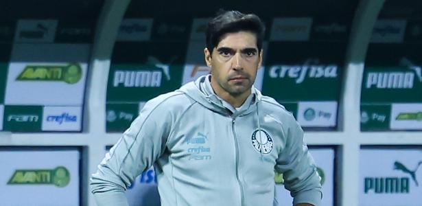 Descontentamento de Abel após derrota do Palmeiras para o Vitória no Brasileirão.