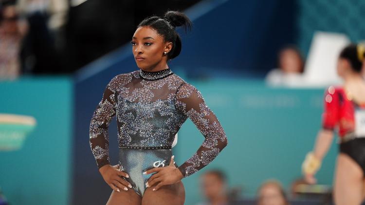 Simone Biles aguarda para liderar a virada dos EUA no quadro de medalhas