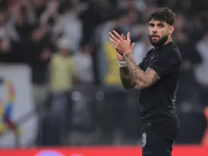 Yuri Alberto posta foto em hospital após mal-estar em jogo do Corinthians