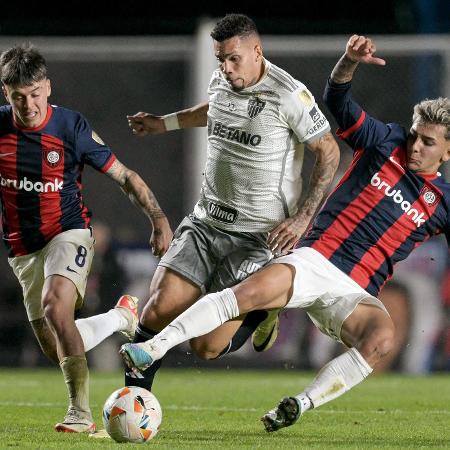 Paulinho briga pela bola durante San Lorenzo x Atlético-MG, jogo da Libertadores