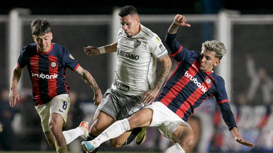 Paulinho briga pela bola durante San Lorenzo x Atlético Mineiro , jogo da Libertadores