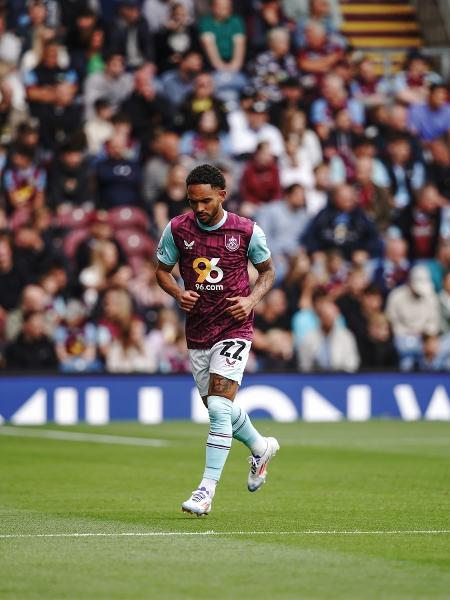 Vitinho, lateral-direito do Burnley, está há três temporadas no futebol inglês