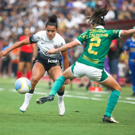 Isabela e Bruna Calderan em ação durante jogo entre Corinthians e Palmeiras pelo Brasileirão Feminino