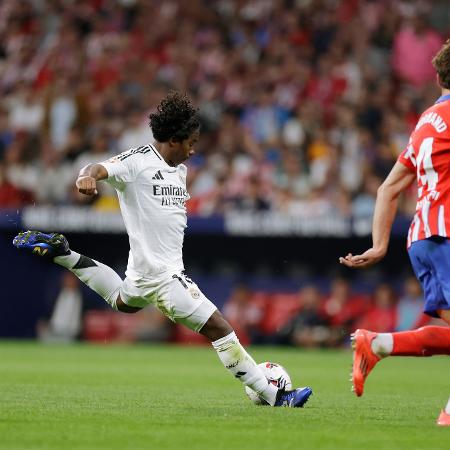 Endrick, do Real Madrid, finaliza durante clássico contra o Atlético de Madri, pelo Espanhol