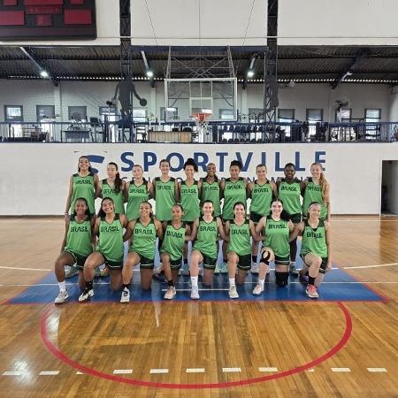 Seleção brasileira sub-15 de basquete feminino pousa para foto durante treino