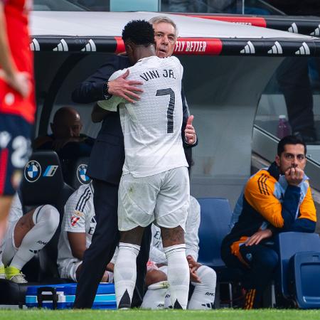 Vini Júnior abraça Ancelotti em jogo do Real Madrid - NurPhoto/NurPhoto via Getty Images