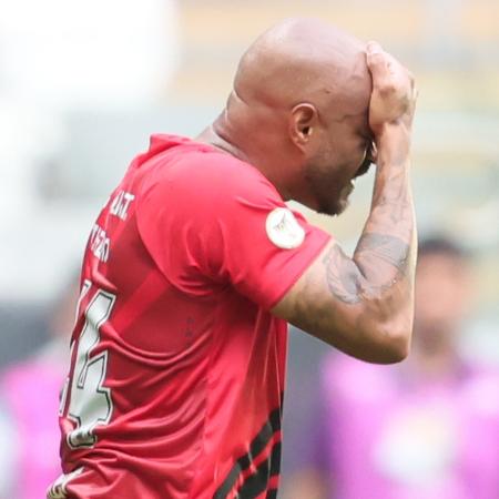 Thiago Heleno, do Athletico, se lamenta durante partida contra o Atlético-MG, válida pelo Campeonato Brasileiro