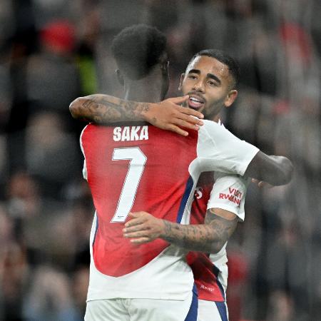 Gabriel Jesus abraça Bukayo Saka após gol do Arsenal sobre o Monaco pela Liga dos Campeões - Justin Setterfield/Getty Images