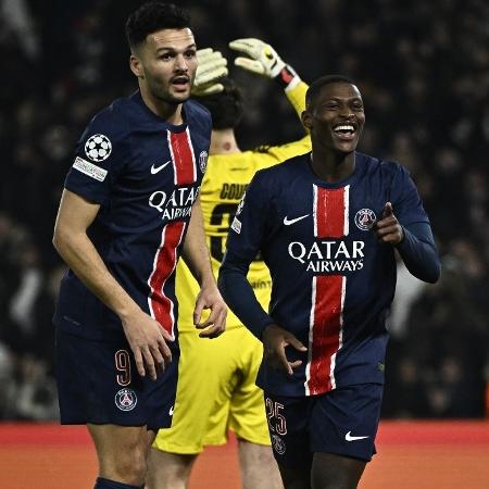Nuno Mendes comemora gol marcado em atropelo do PSG contra o Brest Nuno Mendes comemora gol marcado em atropelo do PSG contra o Brest