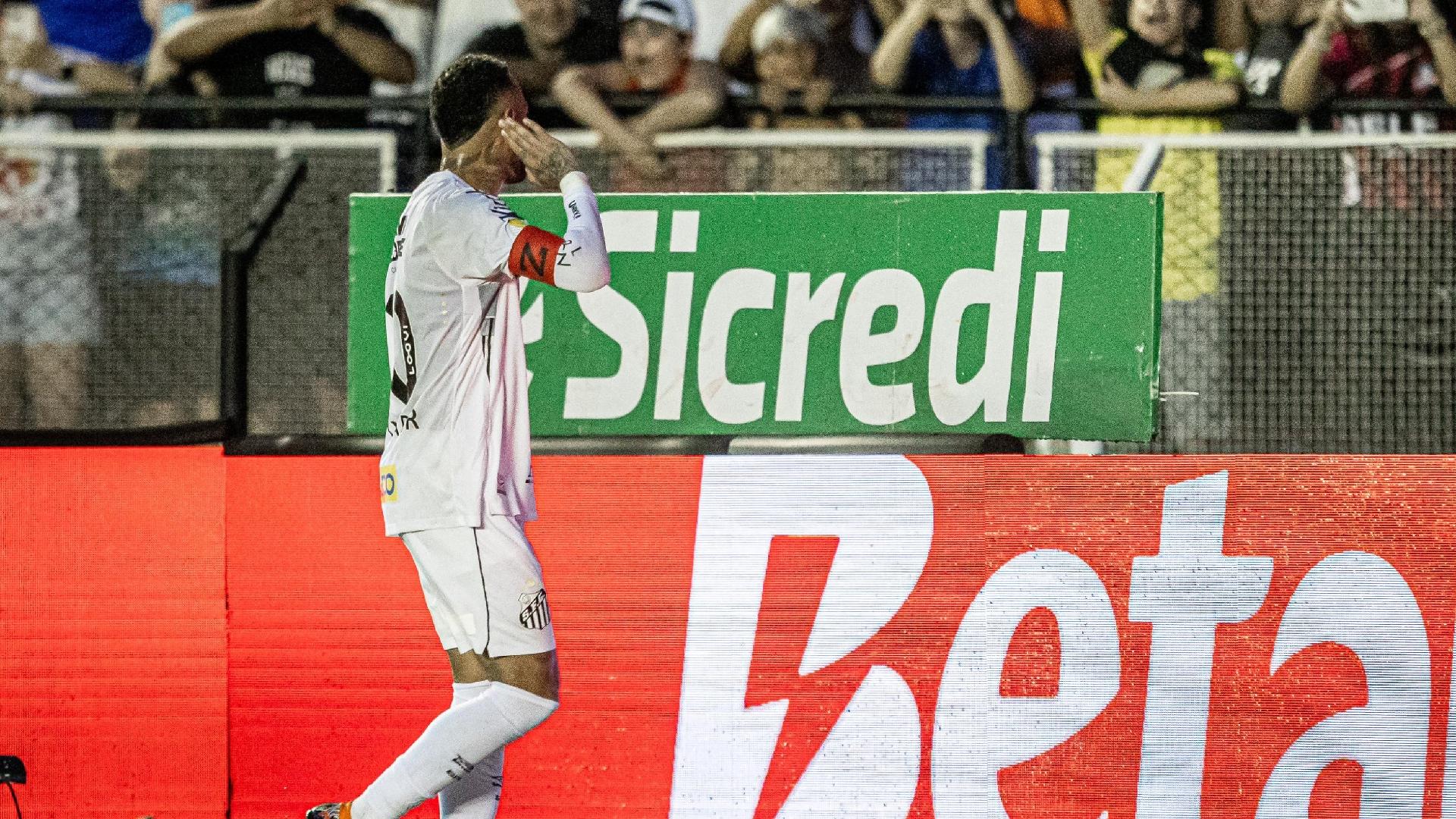 Neymar olha para a torcida após marcar gol olímpico pelo Santos contra a Inter de Limeira, pelo Paulistão