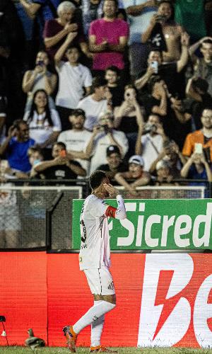 Neymar olha para a torcida após marcar gol olímpico pelo Santos contra a Inter de Limeira, pelo Paulistão