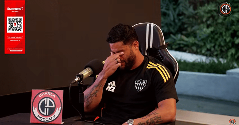 Hulk se emociona ao falar do pai durante participação no Charla Podcast