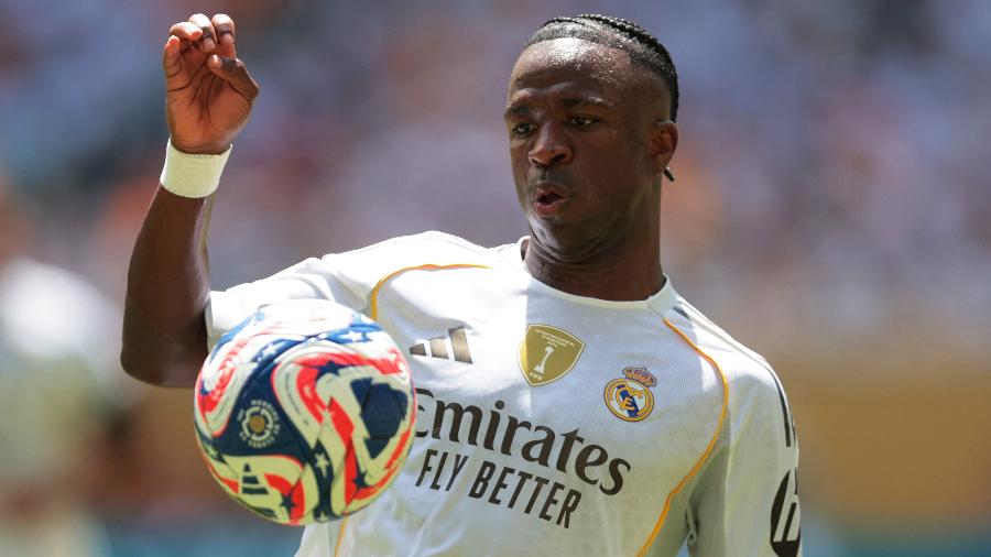 Vinícius Júnior em ação durante jogo entre Real Madrid e Al-Hilal pelo Mundial de Clubes - SAM NAVARRO/IMAGN IMAGES via Reuters
