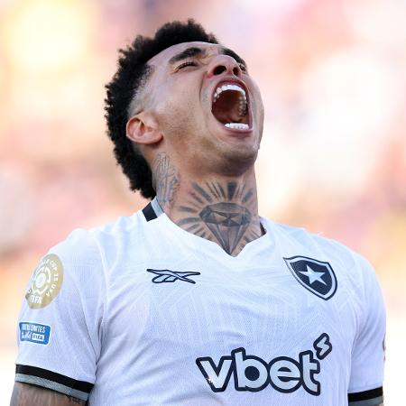Igor Jesus, do Botafogo, festeja gol sobre o PSG em partida do Mundial