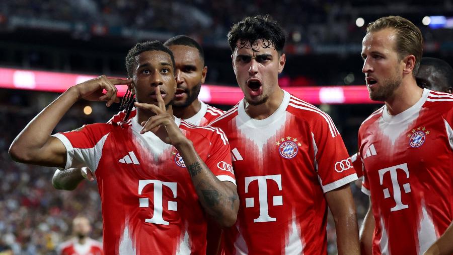 Olise, do Bayern, comemora gol e pede, em vão, silêncio aos xeneizes Olise, do Bayern, comemora gol e pede, em vão, silêncio aos xeneizes