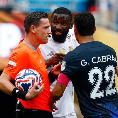 Rüdiger, zagueiro do Real, conversa com árbitro Ramon Abatti Abel durante jogo no Mundial
