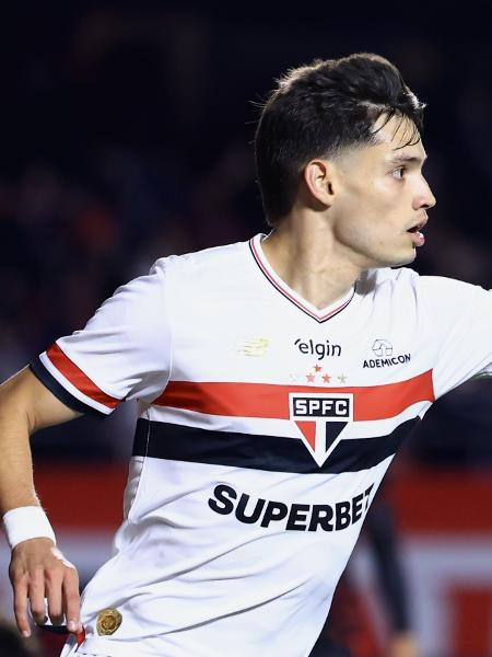 Damian Bobadilla comemora após marcar para o São Paulo contra o Vitória pelo Campeonato Brasileiro 2025