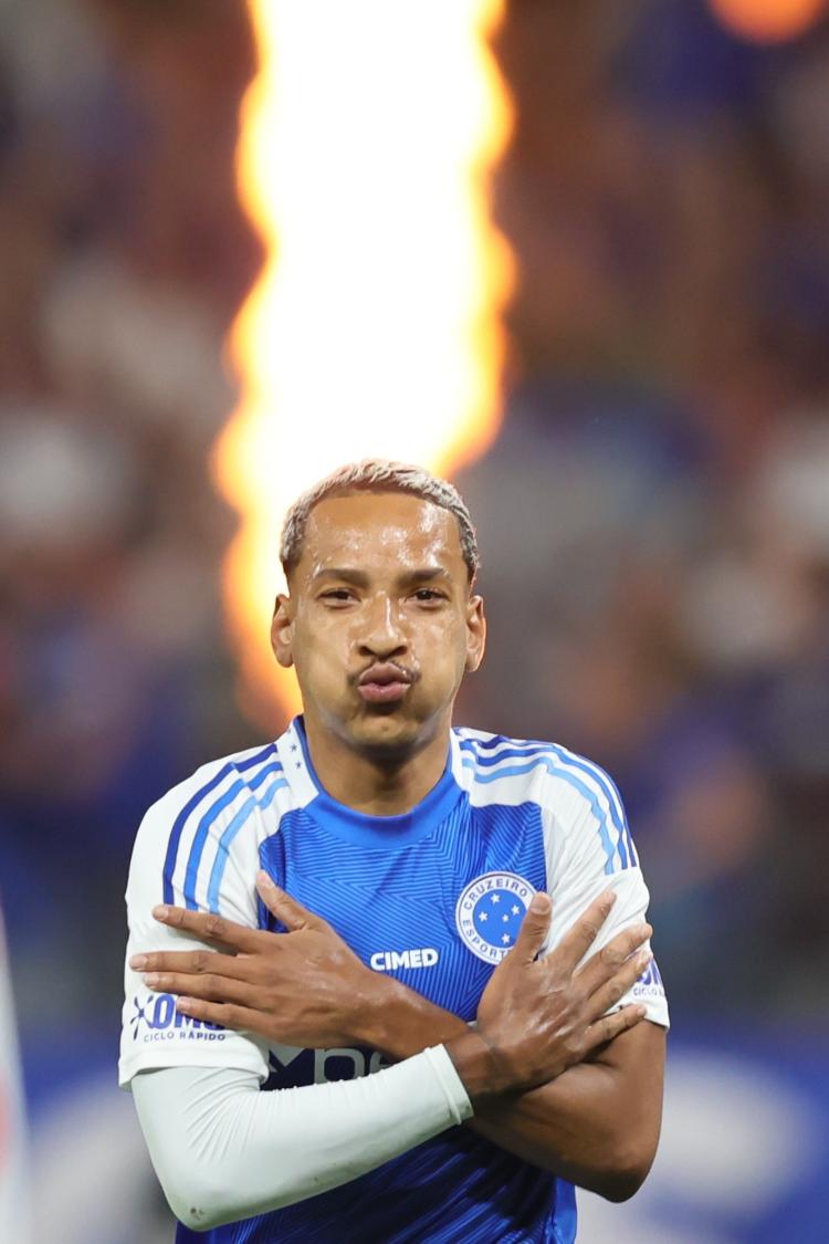  Matheus Pereira comemora gol em Cruzeiro x Inter, confronto do Brasileirão