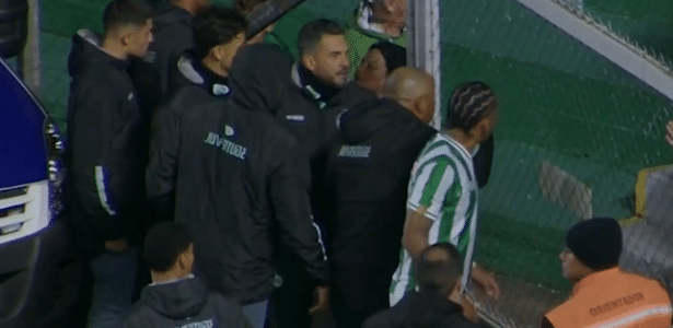 Jogadores sofrem racismo nas séries B e C do Brasileiro: 'Chamou de macaco'