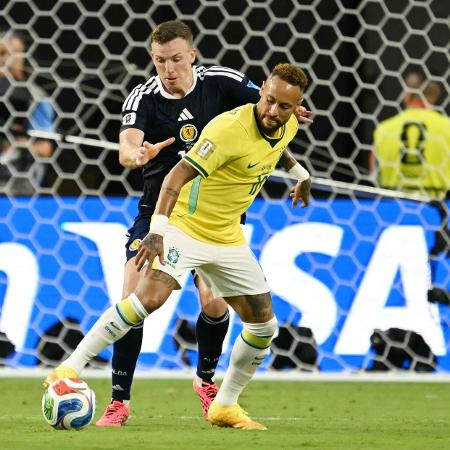 Neymar é marcado por jogadores da Escócia em jogo da Copa do Mundo