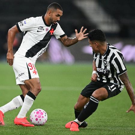 Paulo Henrique, do Vasco, durante clássico contra o Botafogo, no Nilton Santos Paulo Henrique, do Vasco, durante clássico contra o Botafogo, no Nilton Santos