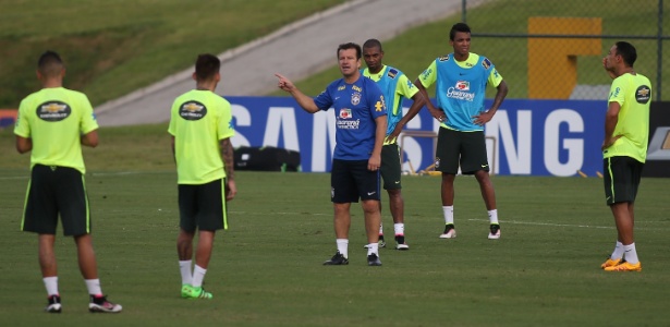 Com Fernandinho com o colete dos titulares ao fundo, Dunga dá instruções em treino - Lucas Figueiredo / MoWA Press