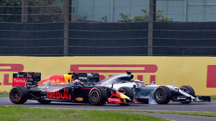 Max Verstappen e Lewis Hamilton durante o GP do Japão - Charles Coates/Getty Images