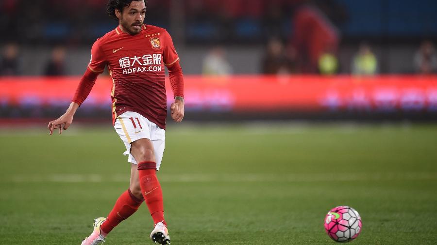 Ricardo Goulart em ação pelo Guangzhou Evergrande - VCG/Getty Images